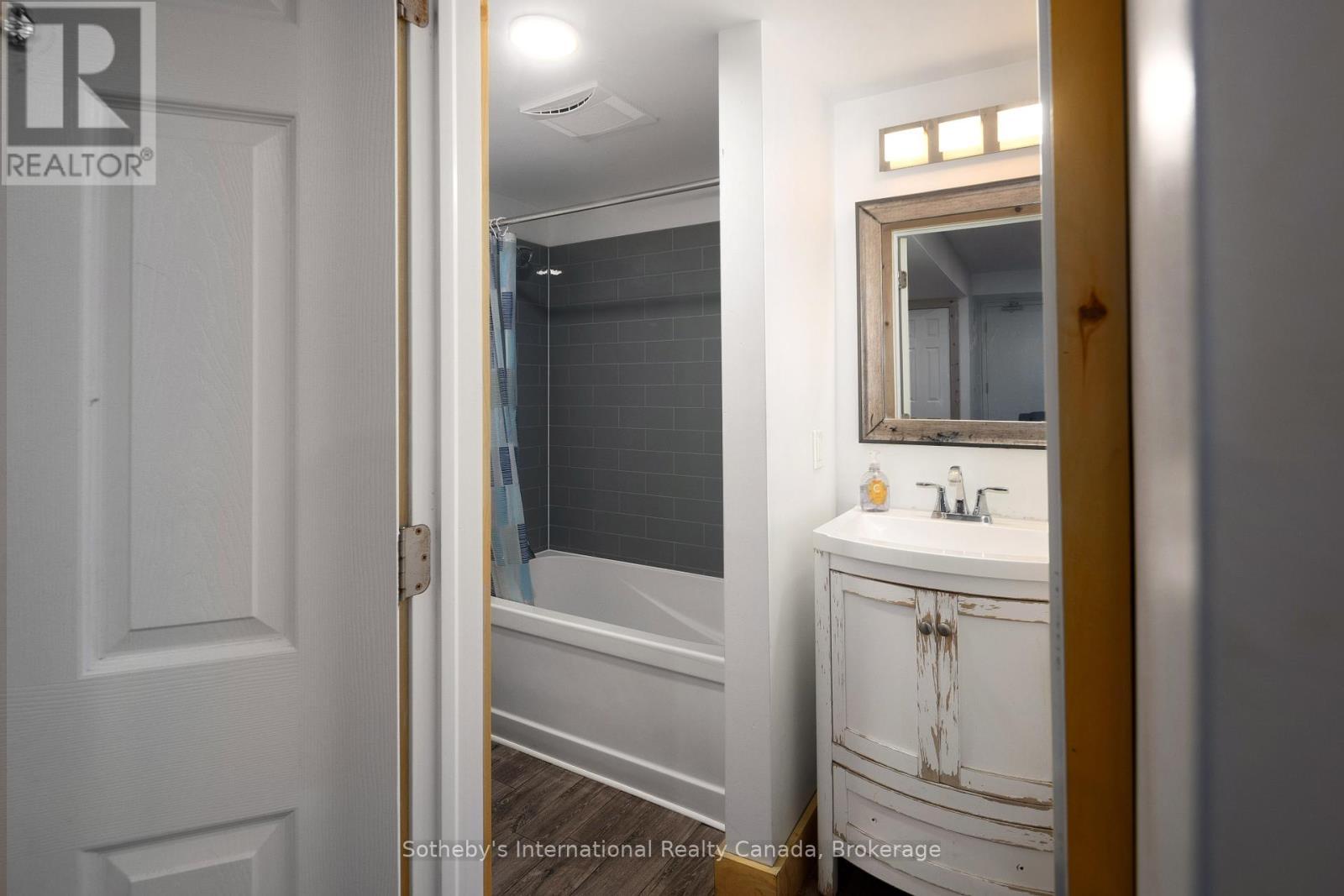 210 Arlberg Crescent, Blue Mountains, ON - Indoor Photo Showing Bathroom