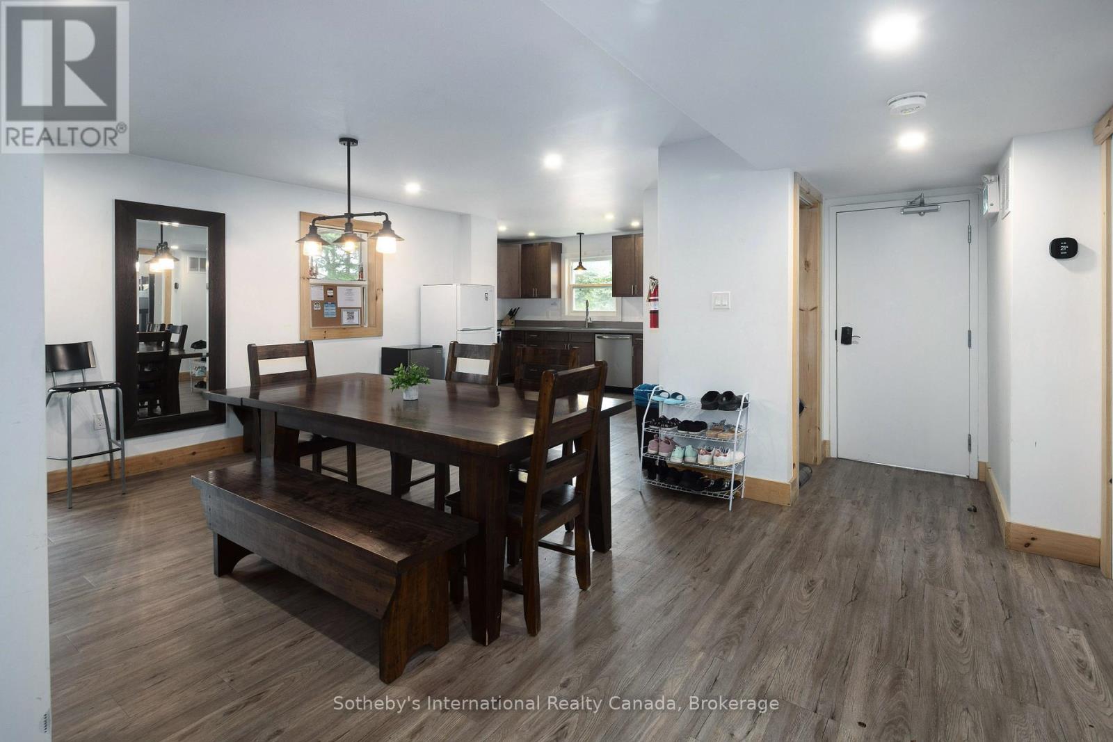 210 Arlberg Crescent, Blue Mountains, ON - Indoor Photo Showing Dining Room