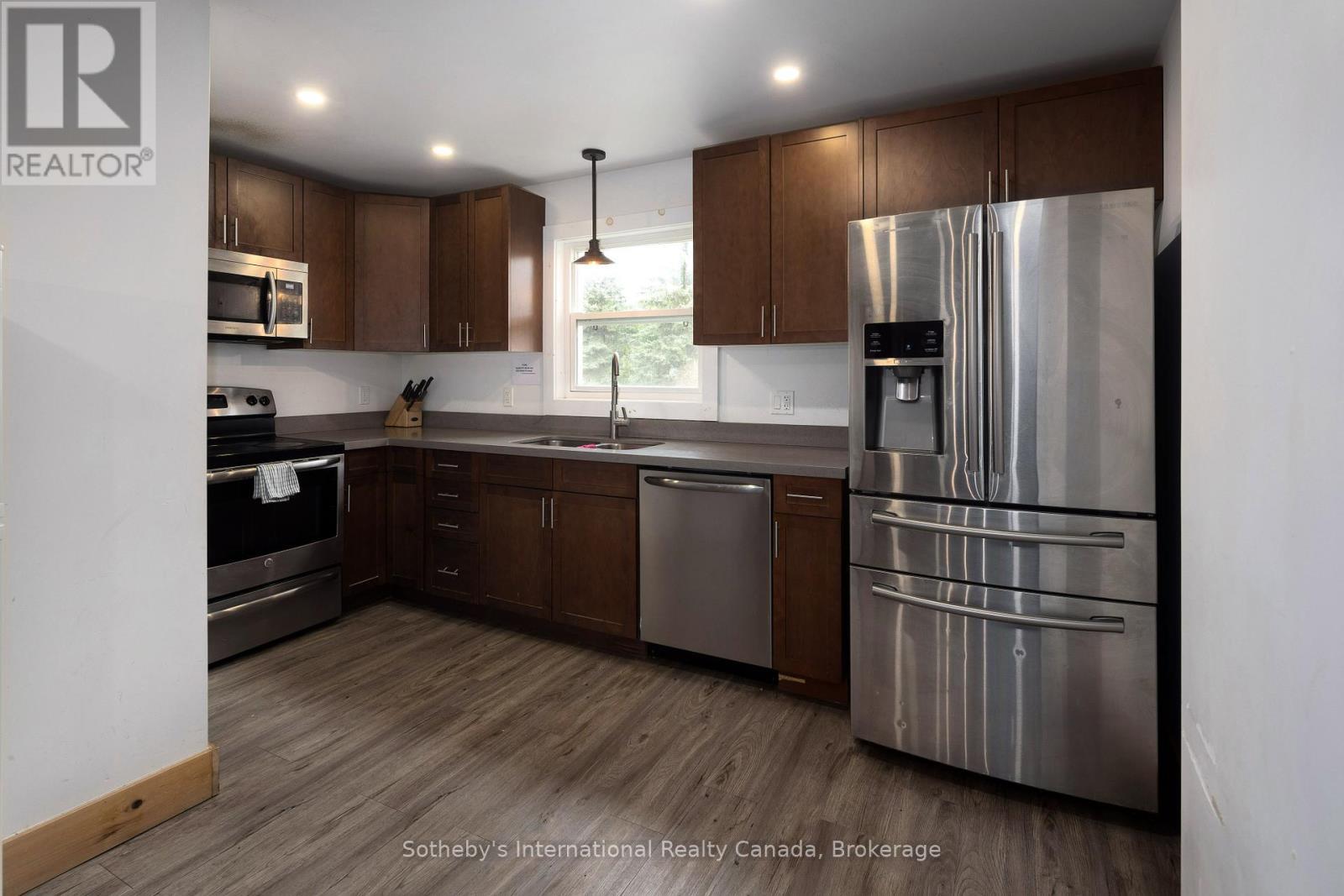 210 Arlberg Crescent, Blue Mountains, ON - Indoor Photo Showing Kitchen With Double Sink