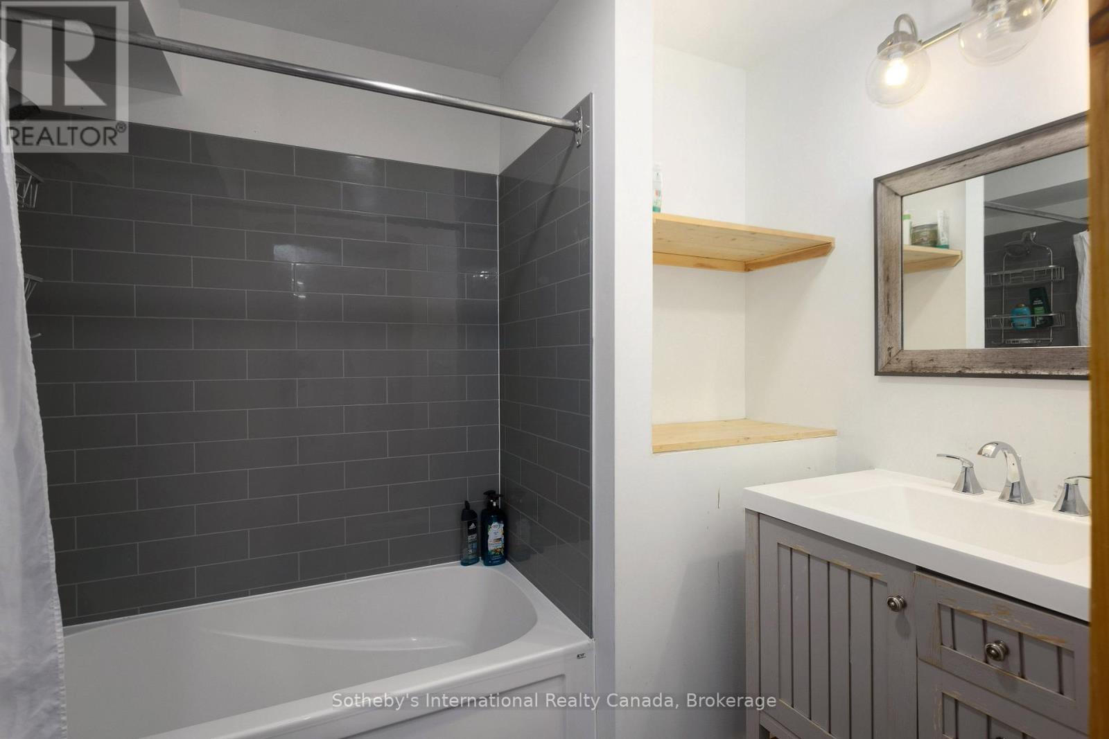 210 Arlberg Crescent, Blue Mountains, ON - Indoor Photo Showing Bathroom