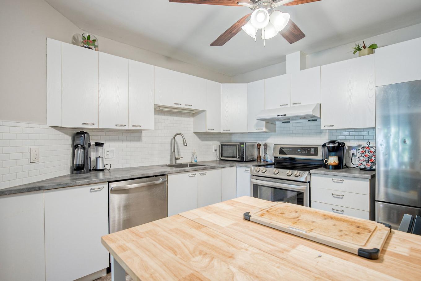 Dwelling - 427 - 431 Rue François-V.-Malhiot, Boucherville, QC - Indoor Photo Showing Kitchen With Upgraded Kitchen
