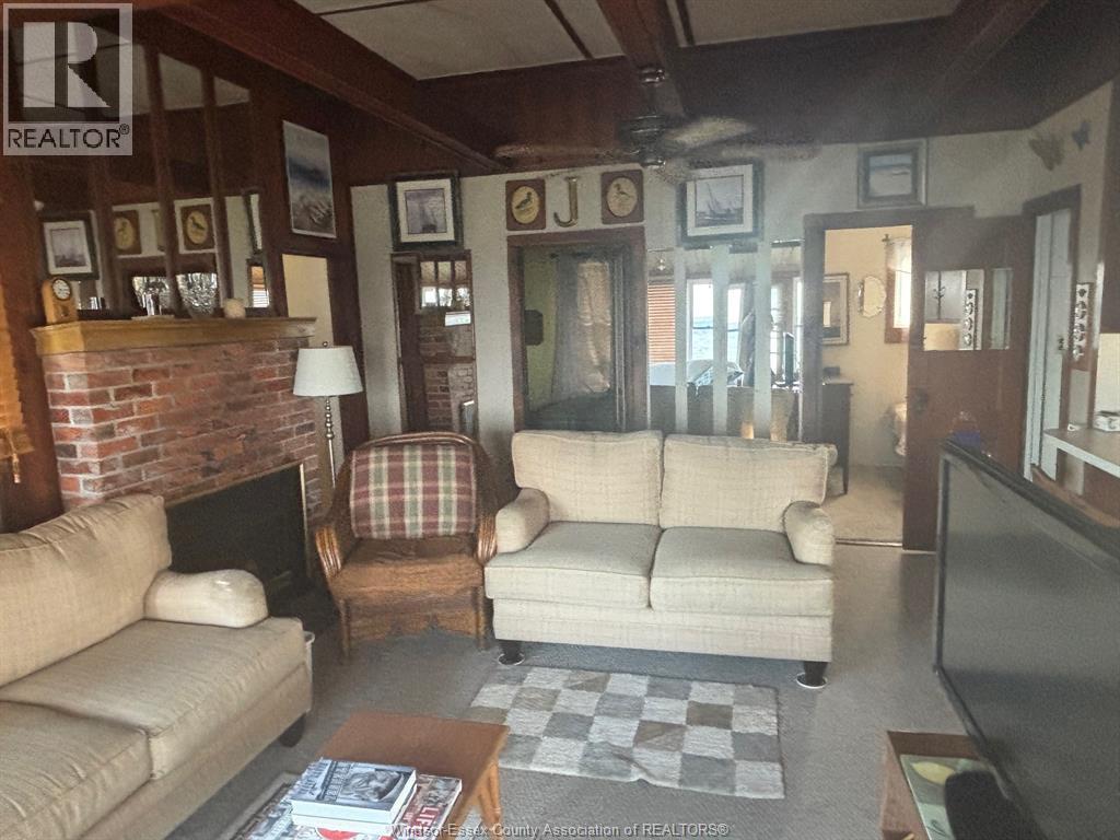 680 Point Pelee Drive, Leamington, ON - Indoor Photo Showing Living Room