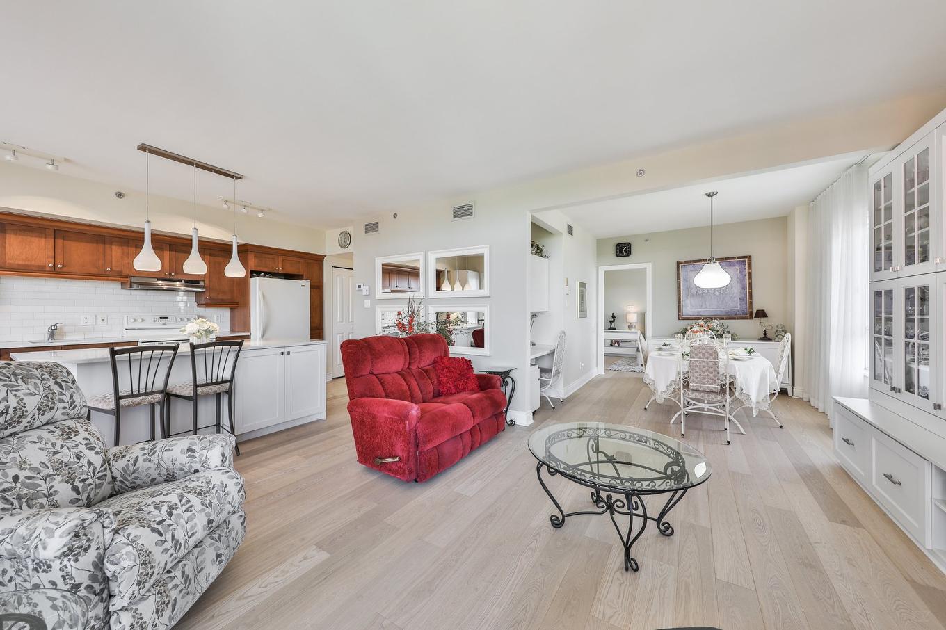 Vue d'ensemble - 704-25 Prom. Des Îles, Laval (Chomedey), QC - Indoor Photo Showing Living Room