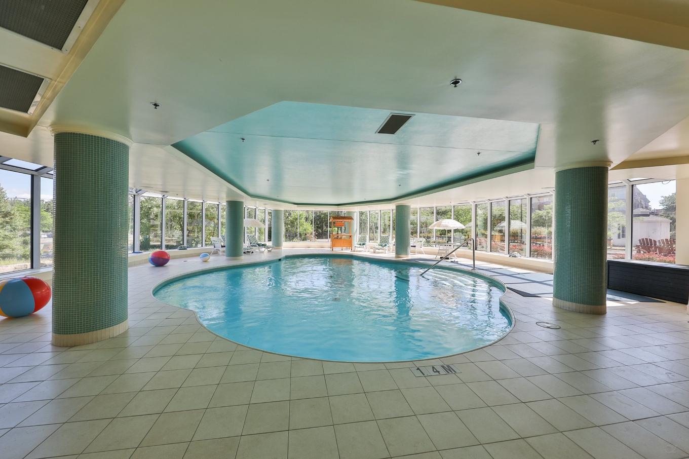 Piscine - 704-25 Prom. Des Îles, Laval (Chomedey), QC - Indoor Photo Showing Other Room With In Ground Pool