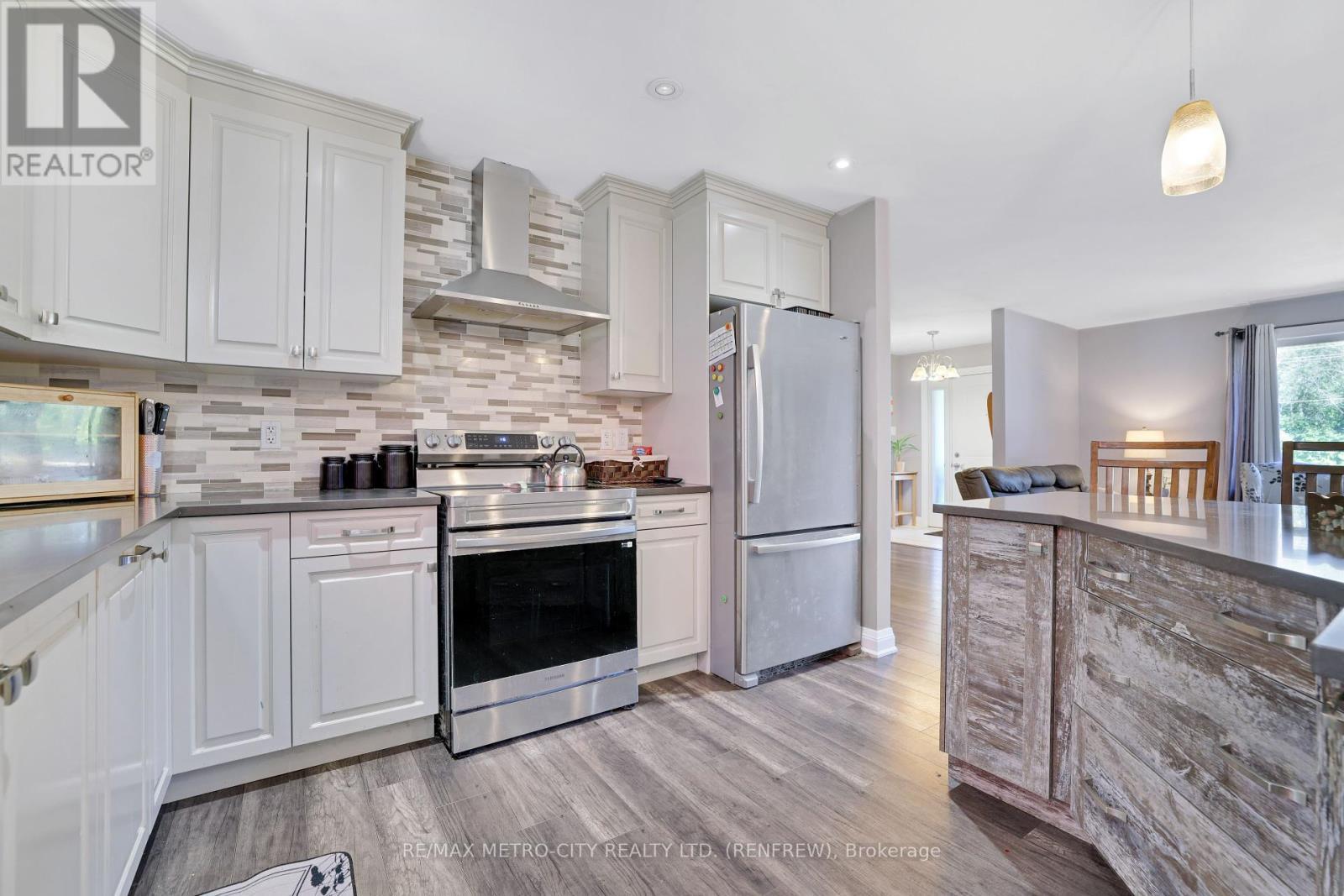 2457 Burnstown Road, Mcnab/Braeside, ON - Indoor Photo Showing Kitchen With Upgraded Kitchen
