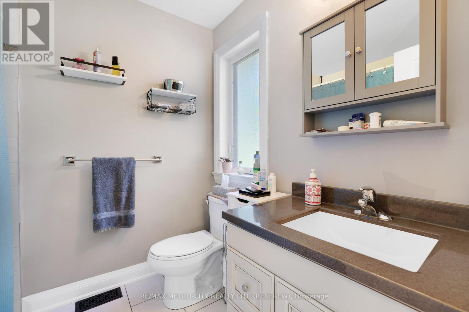 2457 Burnstown Road, Mcnab/Braeside, ON - Indoor Photo Showing Bathroom
