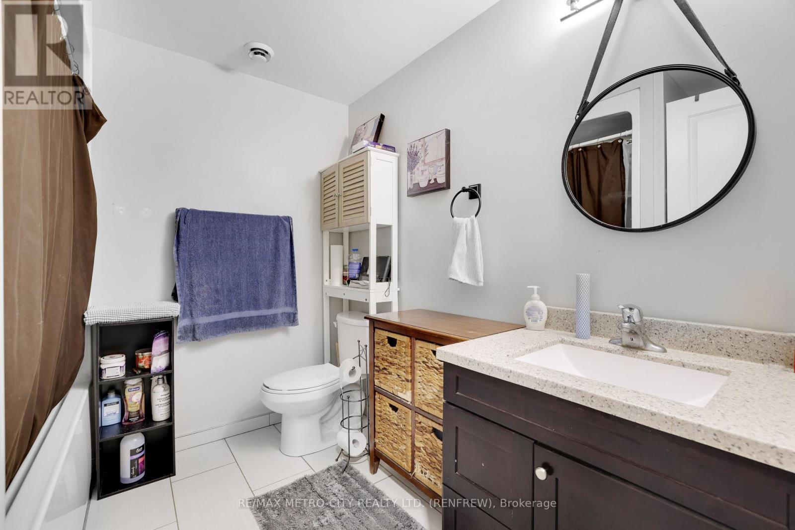 2457 Burnstown Road, Mcnab/Braeside, ON - Indoor Photo Showing Bathroom