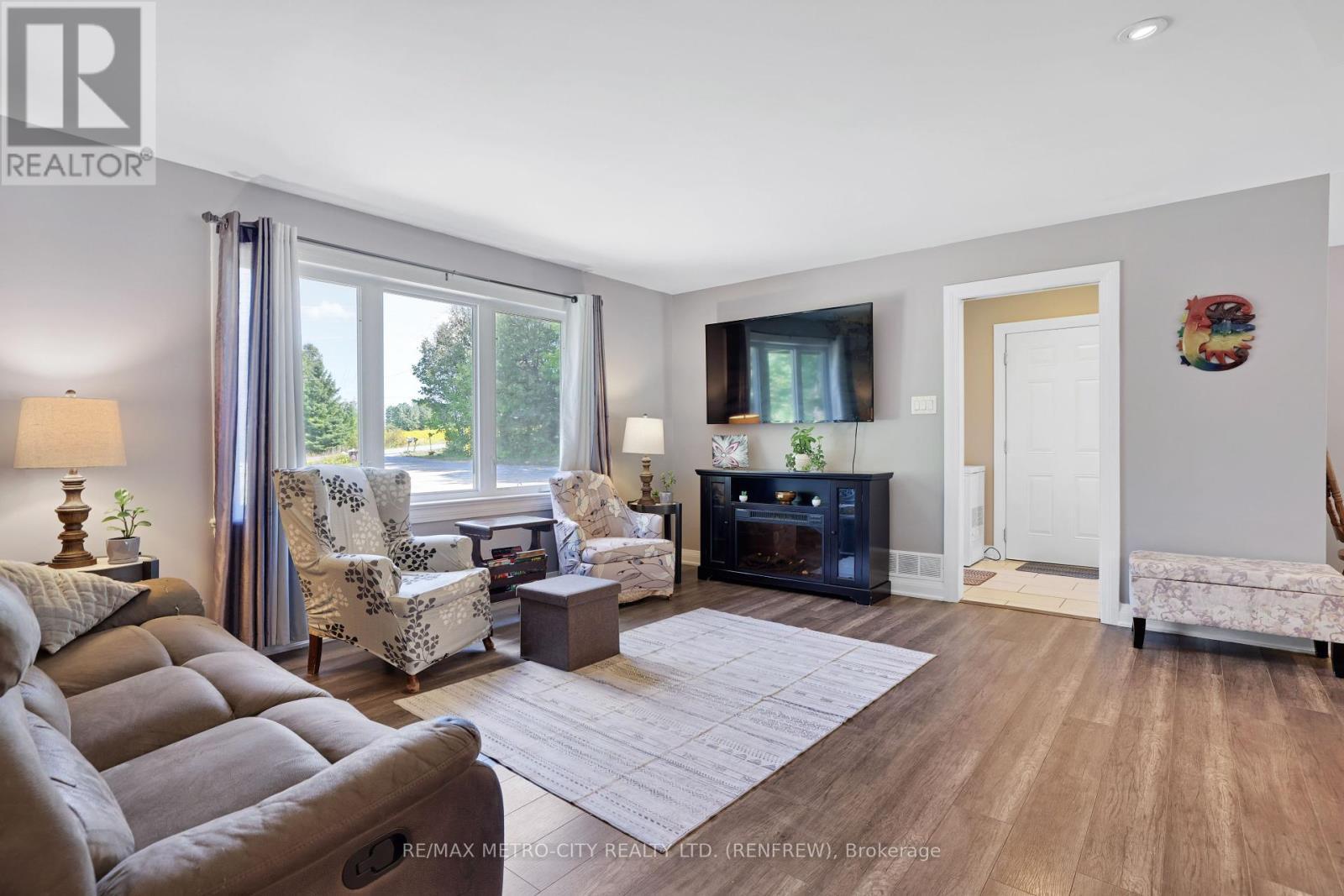 2457 Burnstown Road, Mcnab/Braeside, ON - Indoor Photo Showing Living Room