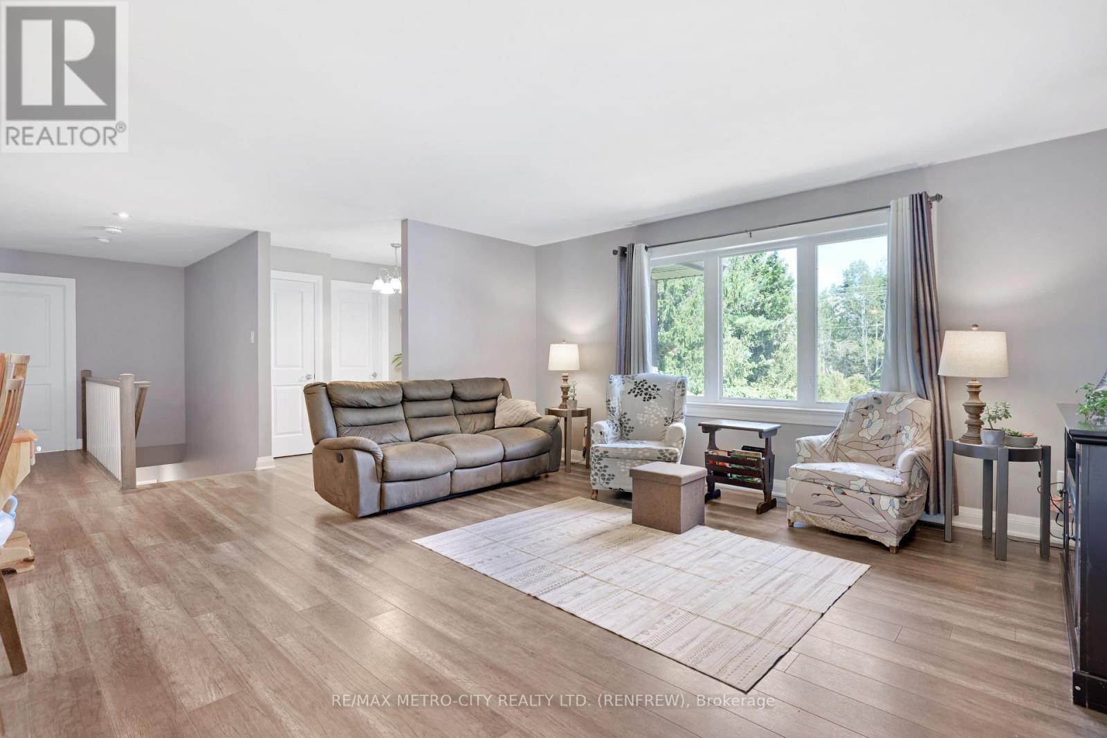 2457 Burnstown Road, Mcnab/Braeside, ON - Indoor Photo Showing Living Room
