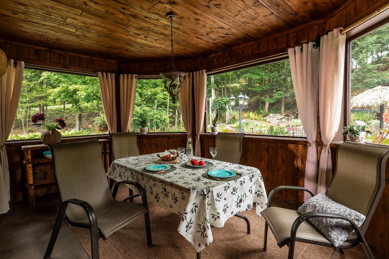 Veranda - 41 Rue Des Bois-Francs, Brownsburg-Chatham, QC - With Deck Patio Veranda With Exterior