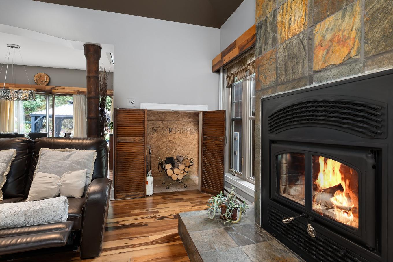 Living room - 41 Rue Des Bois-Francs, Brownsburg-Chatham, QC - Indoor Photo Showing Living Room With Fireplace