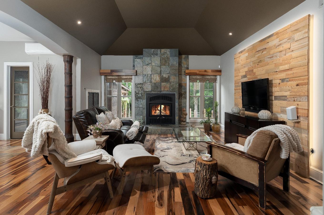 Living room - 41 Rue Des Bois-Francs, Brownsburg-Chatham, QC - Indoor With Fireplace