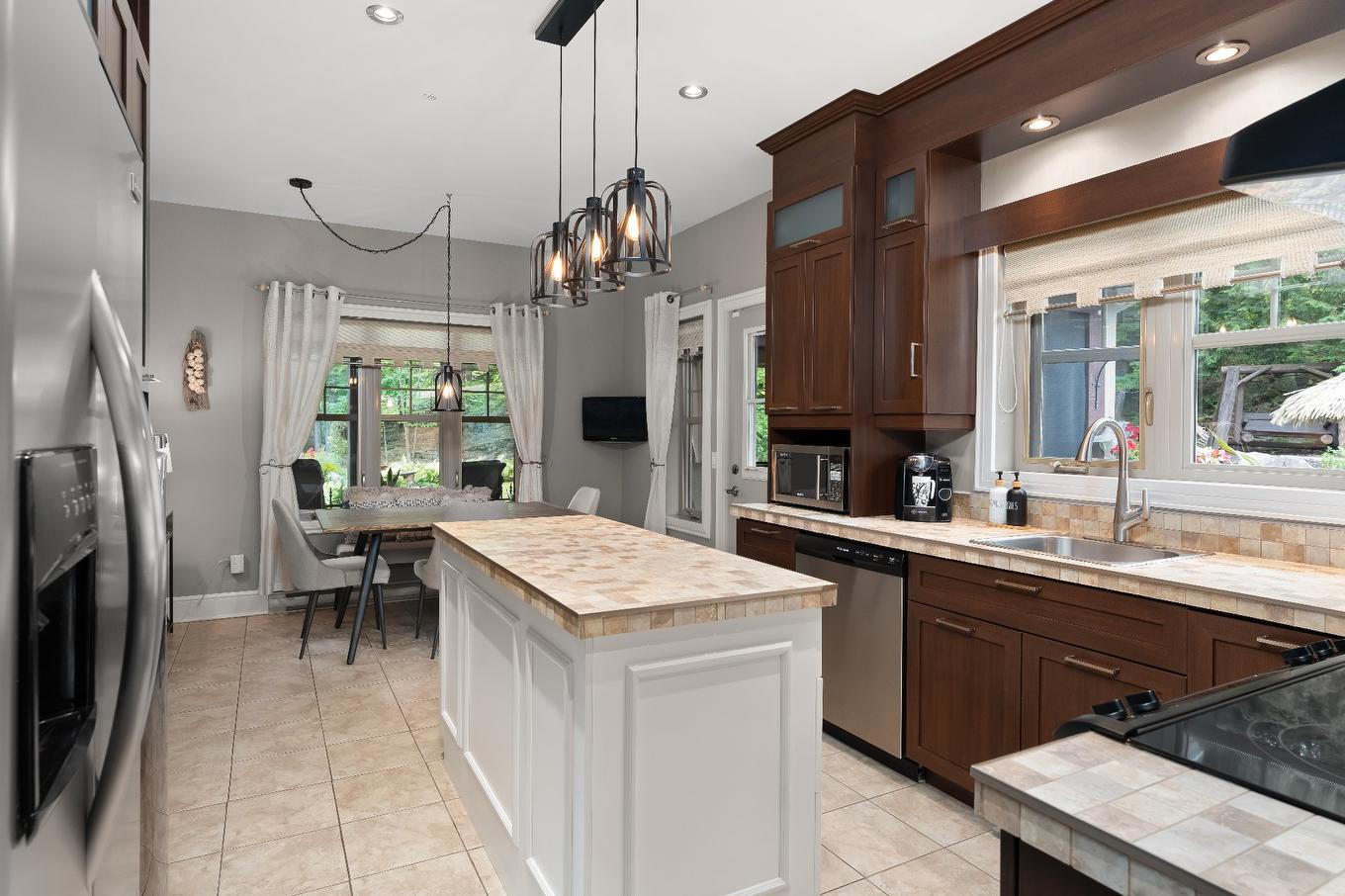 Kitchen - 41 Rue Des Bois-Francs, Brownsburg-Chatham, QC - Indoor Photo Showing Kitchen With Upgraded Kitchen