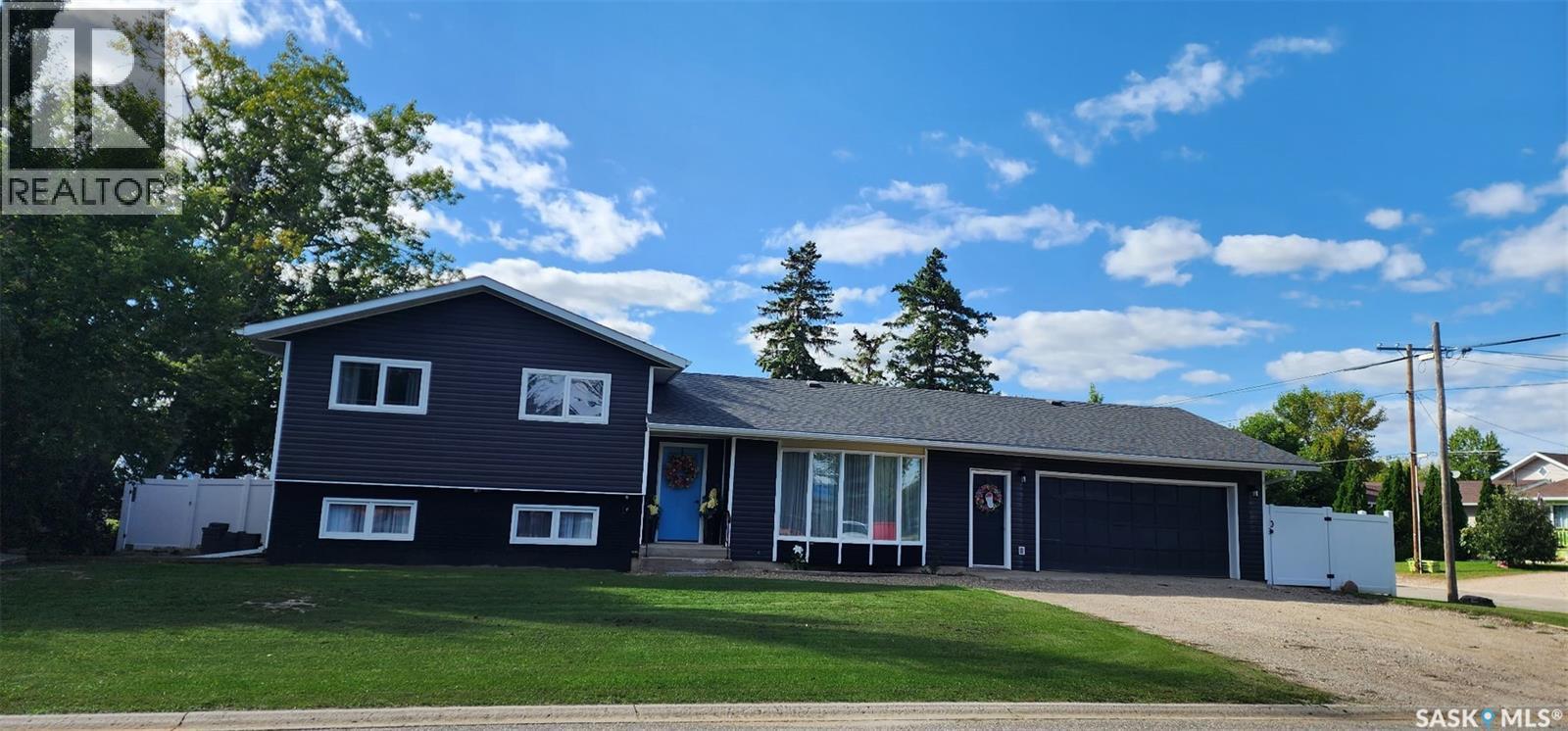 613 Peters Avenue, Oxbow, SK - Outdoor