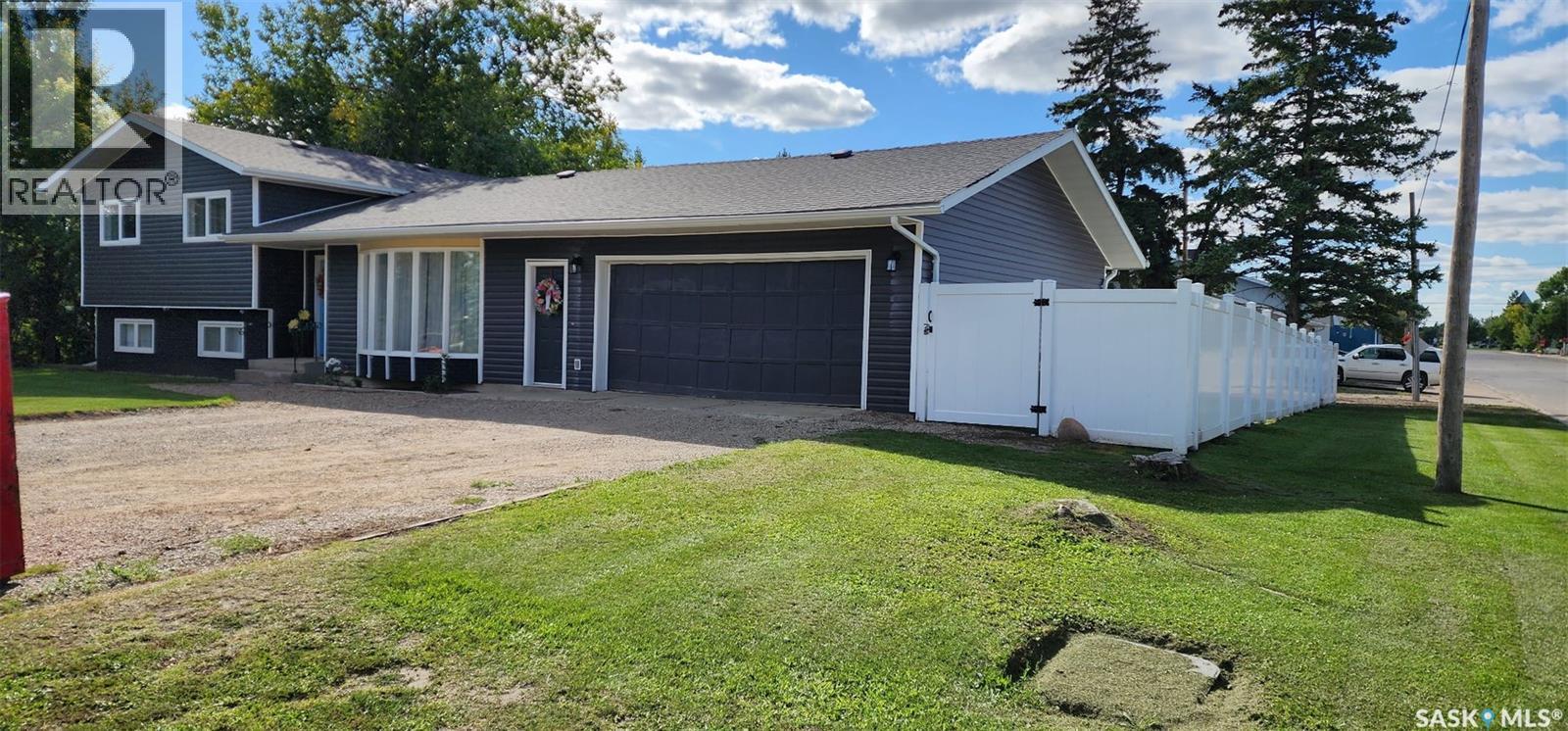 613 Peters Avenue, Oxbow, SK - Outdoor