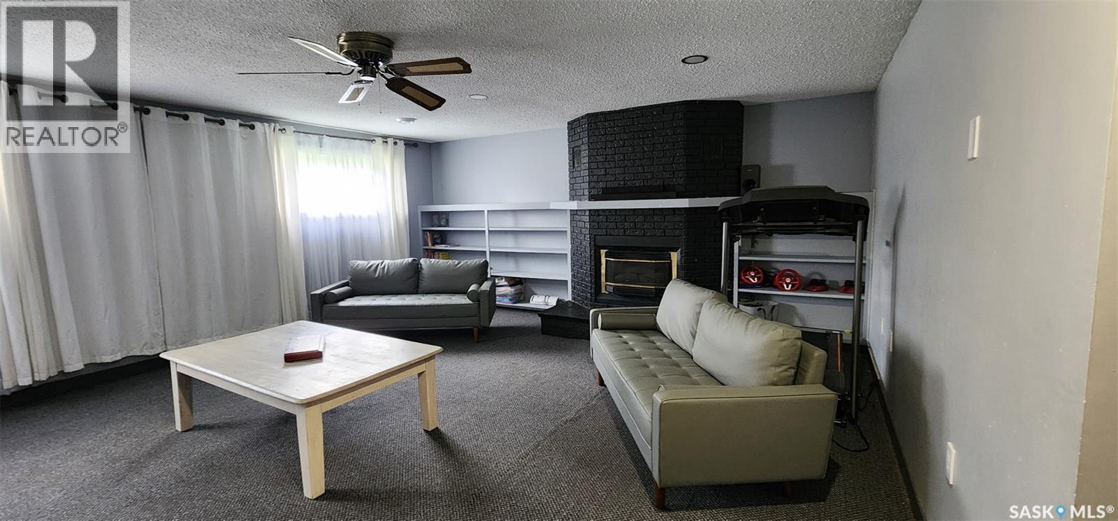 613 Peters Avenue, Oxbow, SK - Indoor Photo Showing Living Room