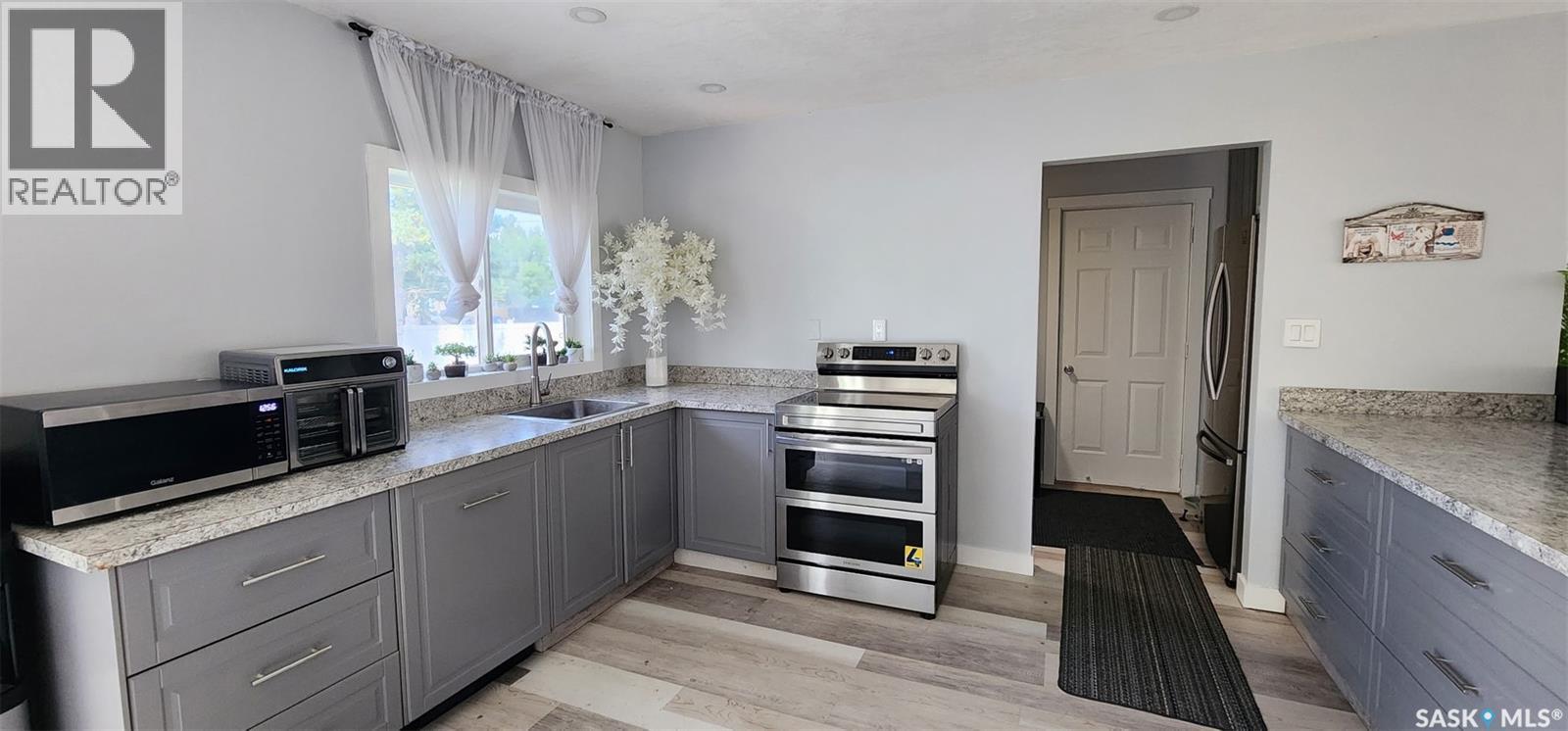 613 Peters Avenue, Oxbow, SK - Indoor Photo Showing Kitchen