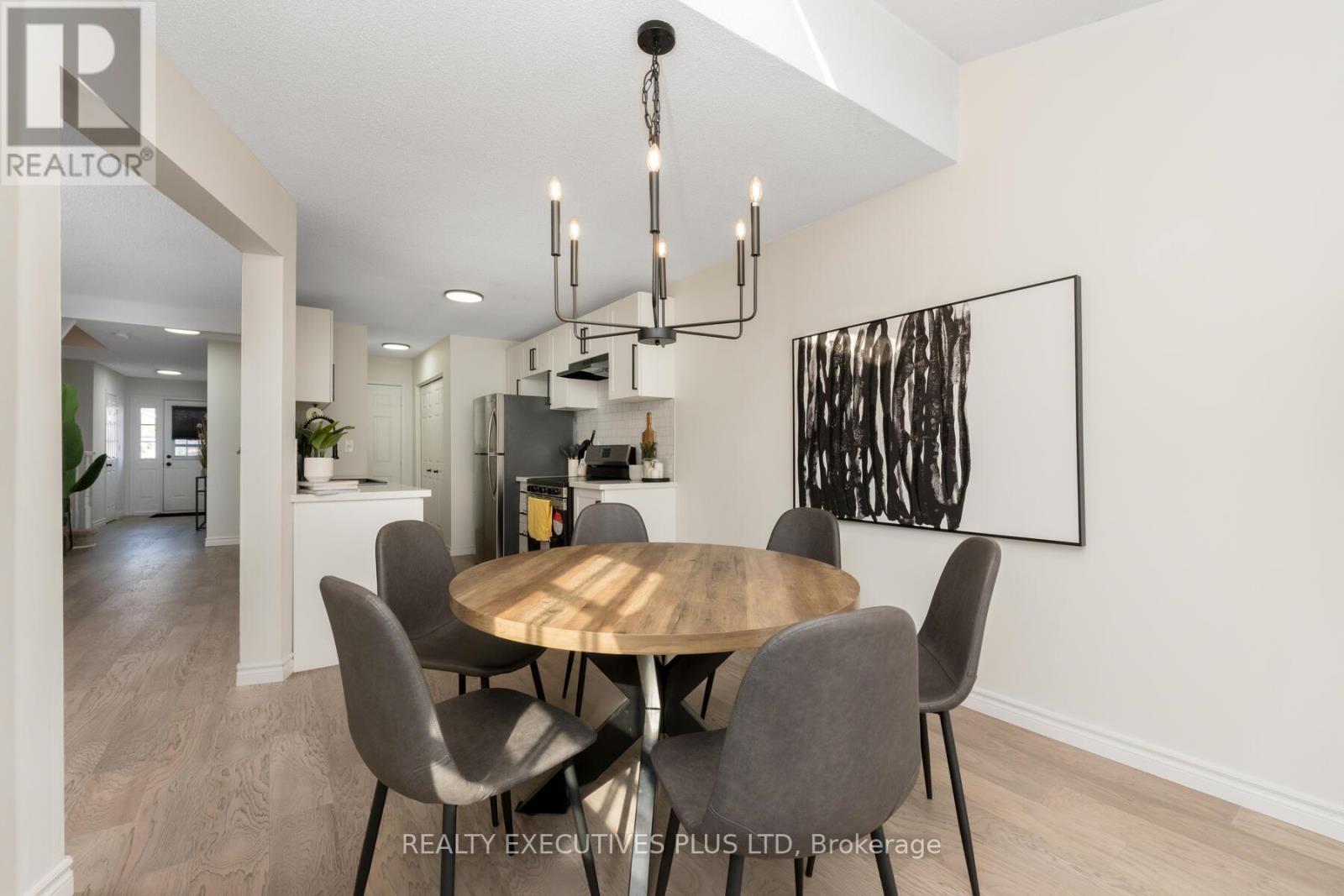 29 Perthshire Court, Hamilton, ON - Indoor Photo Showing Dining Room
