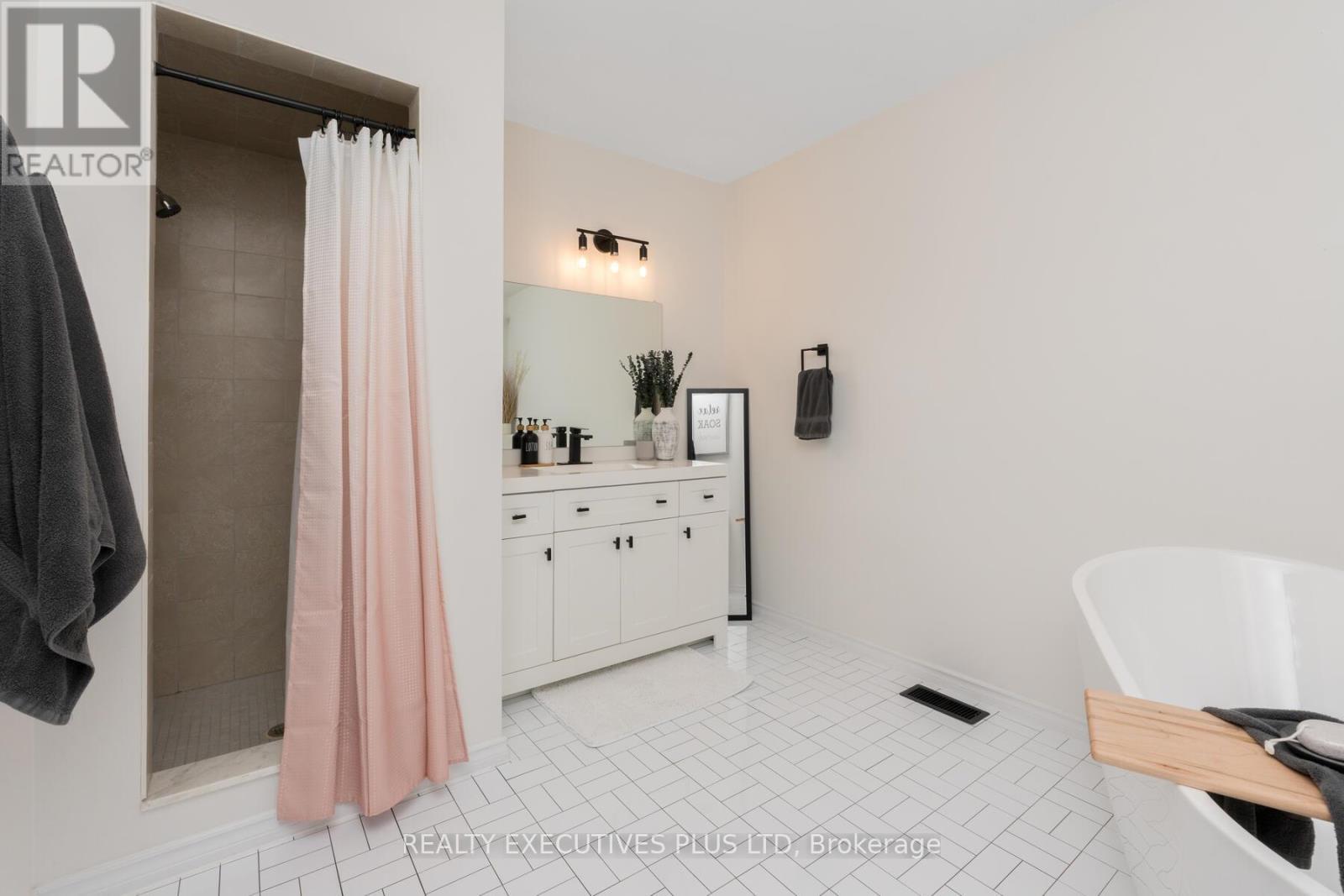 29 Perthshire Court, Hamilton, ON - Indoor Photo Showing Bathroom