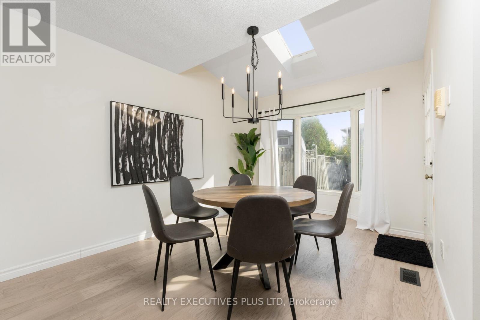 29 Perthshire Court, Hamilton, ON - Indoor Photo Showing Dining Room