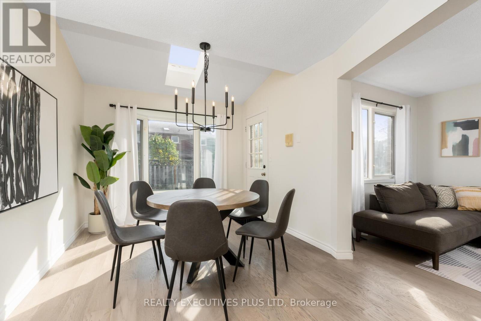 29 Perthshire Court, Hamilton, ON - Indoor Photo Showing Dining Room