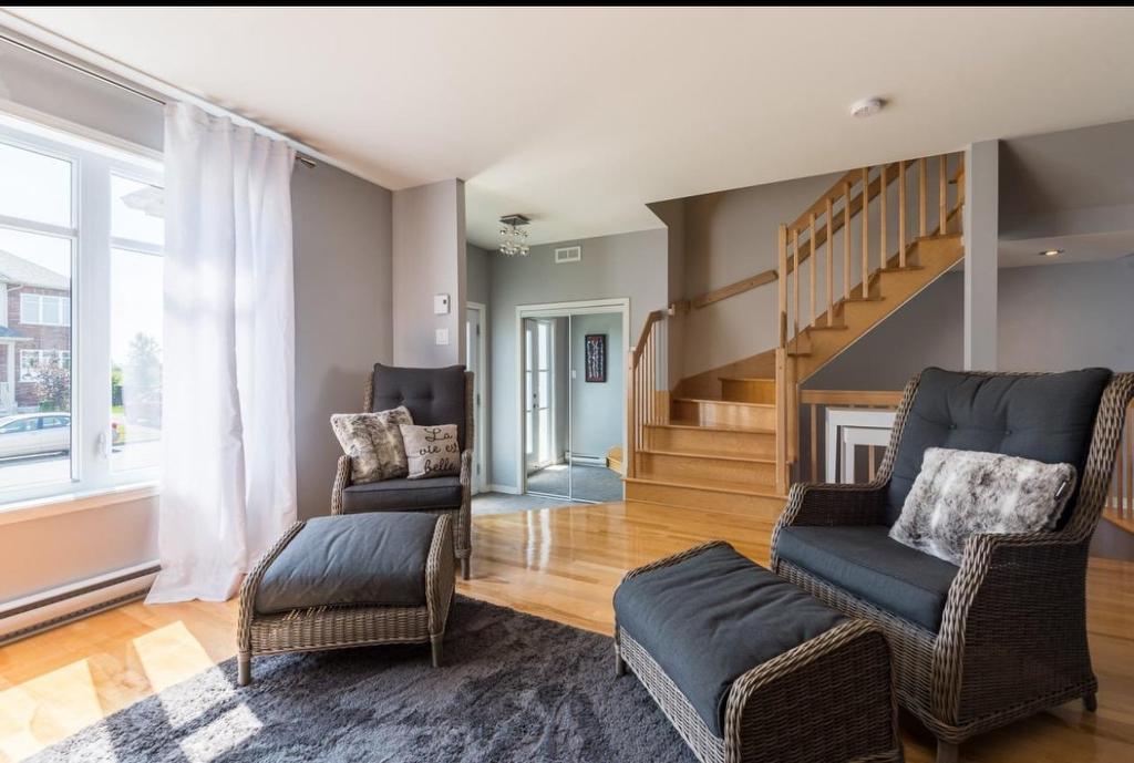 Family room - 240 Rue Renoir, Saint-Constant, QC - Indoor Photo Showing Living Room