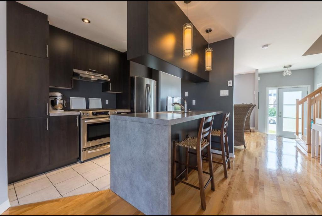 Dining room - 240 Rue Renoir, Saint-Constant, QC - Indoor Photo Showing Kitchen With Upgraded Kitchen
