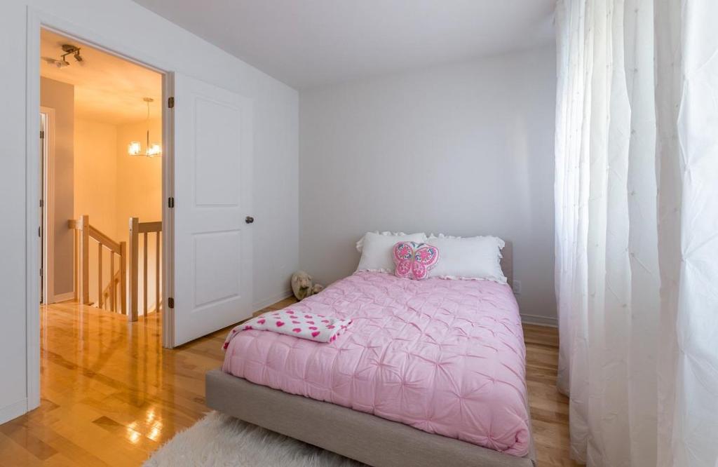 Bedroom - 240 Rue Renoir, Saint-Constant, QC - Indoor Photo Showing Bedroom