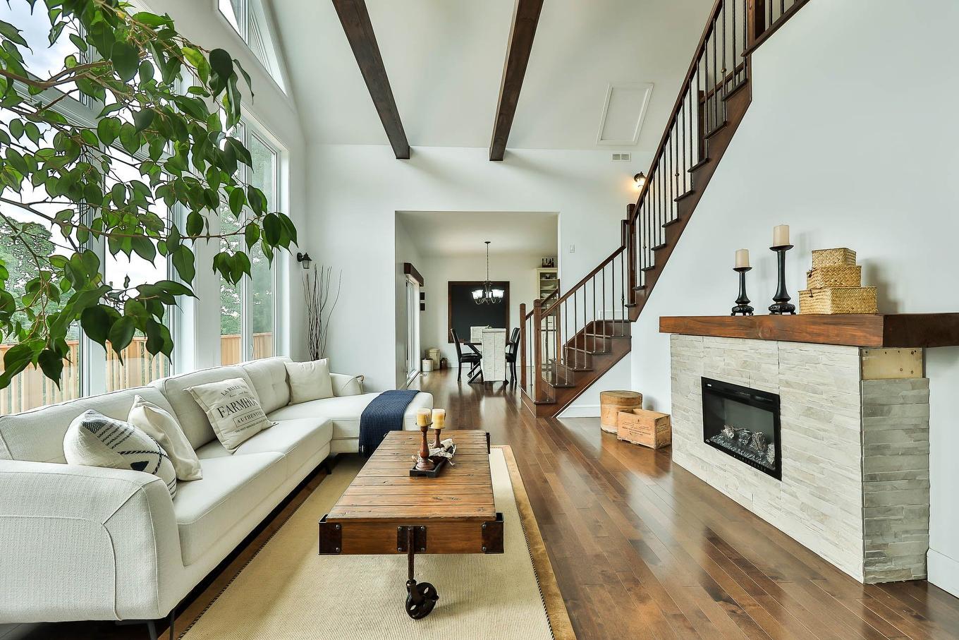 Salon - 2060 Côte St-Victor, Papineauville, QC