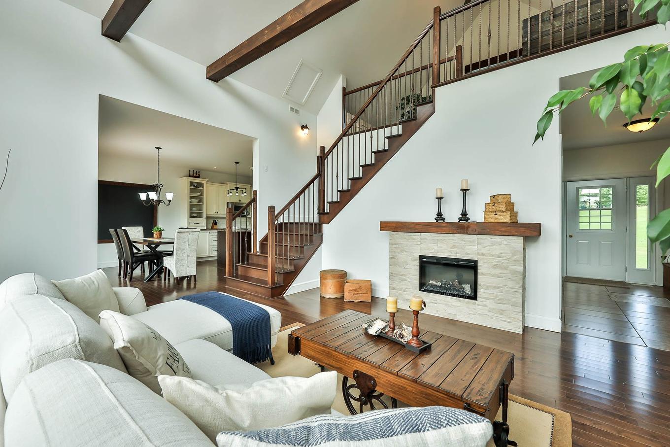 Salon - 2060 Côte St-Victor, Papineauville, QC