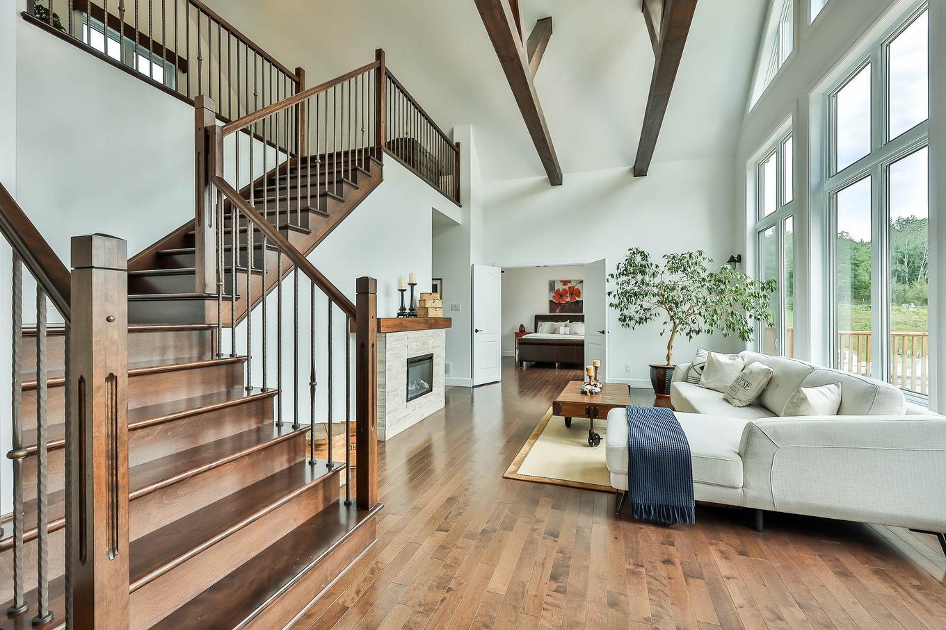 Salon - 2060 Côte St-Victor, Papineauville, QC