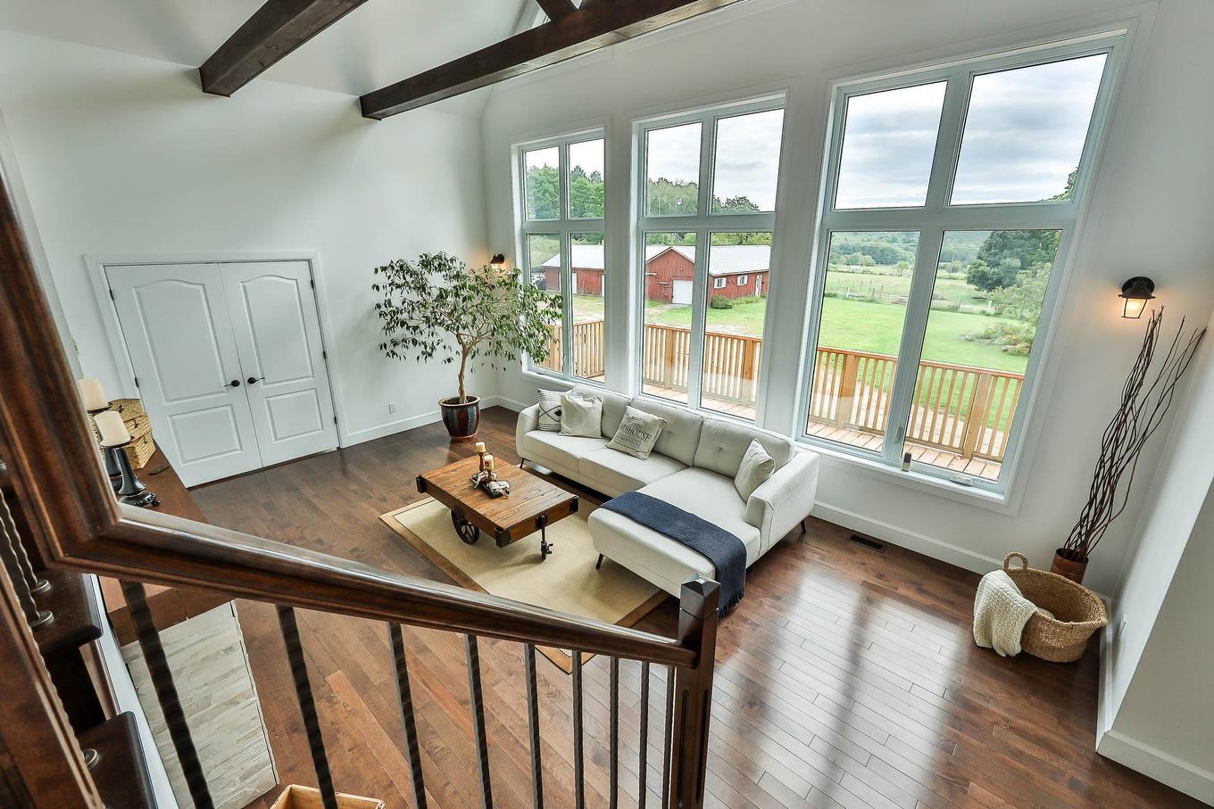 Salon - 2060 Côte St-Victor, Papineauville, QC