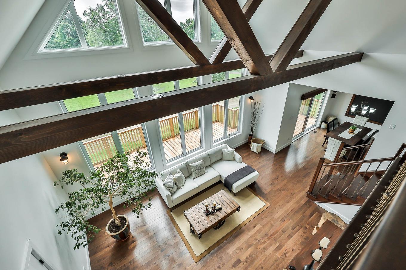 Salon - 2060 Côte St-Victor, Papineauville, QC