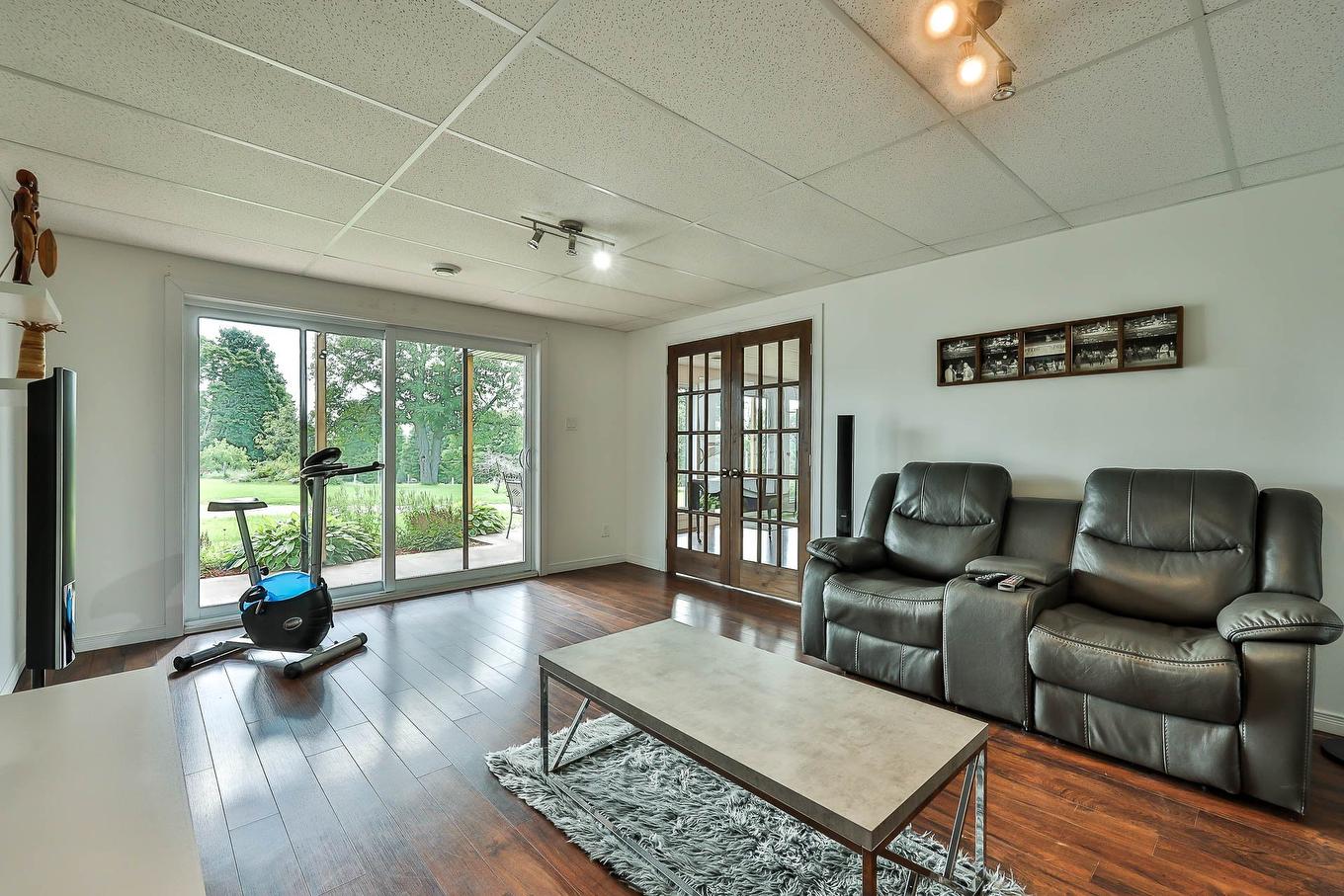 Salon - 2060 Côte St-Victor, Papineauville, QC