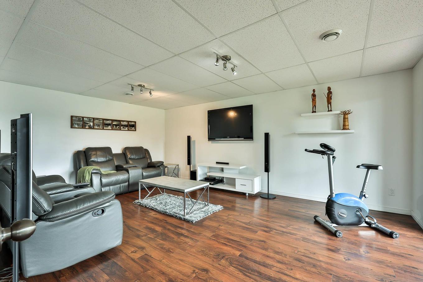 Salon - 2060 Côte St-Victor, Papineauville, QC