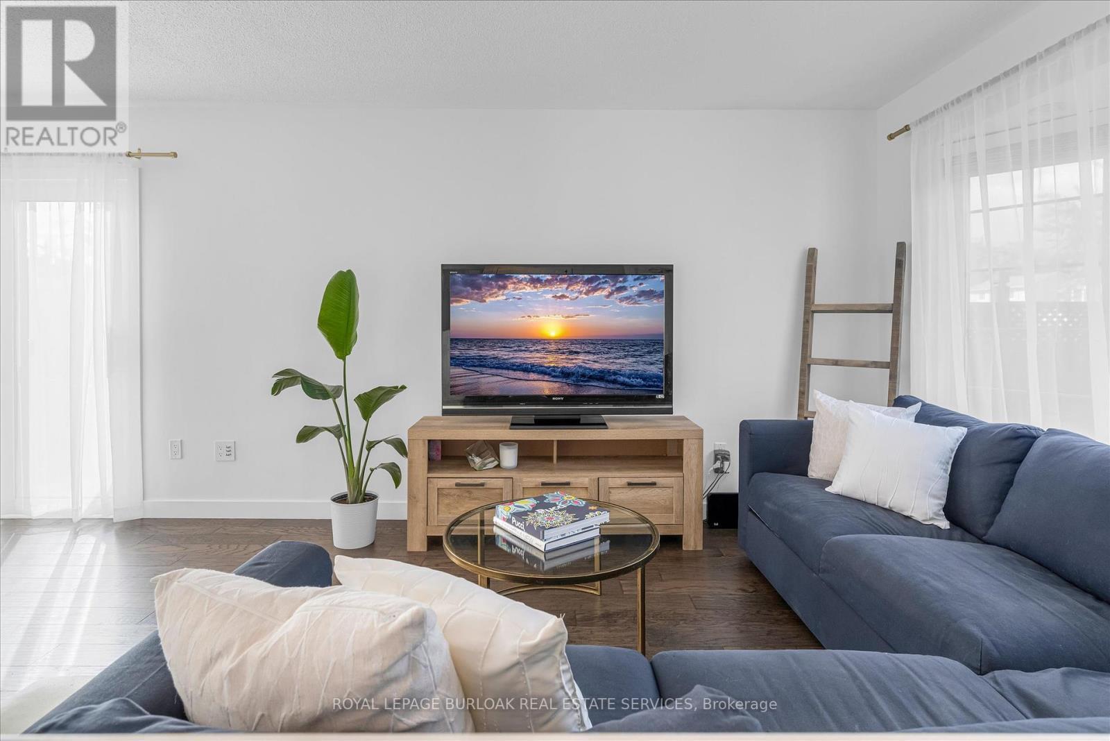 1500 Riley Avenue, Burlington, ON - Indoor Photo Showing Living Room