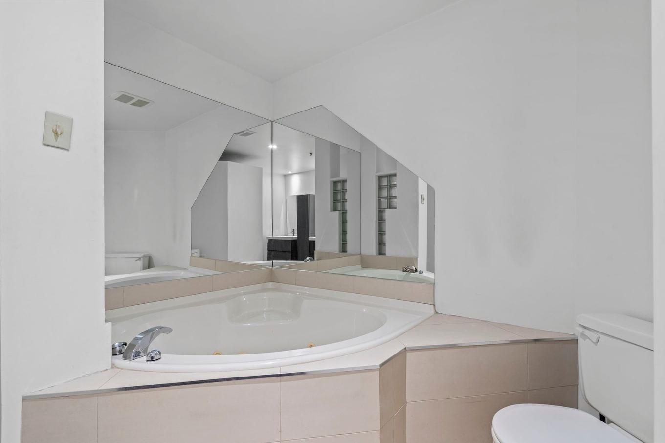 Bathroom - 17-285 Place D'Youville, Montréal (Ville-Marie), QC - Indoor Photo Showing Bathroom