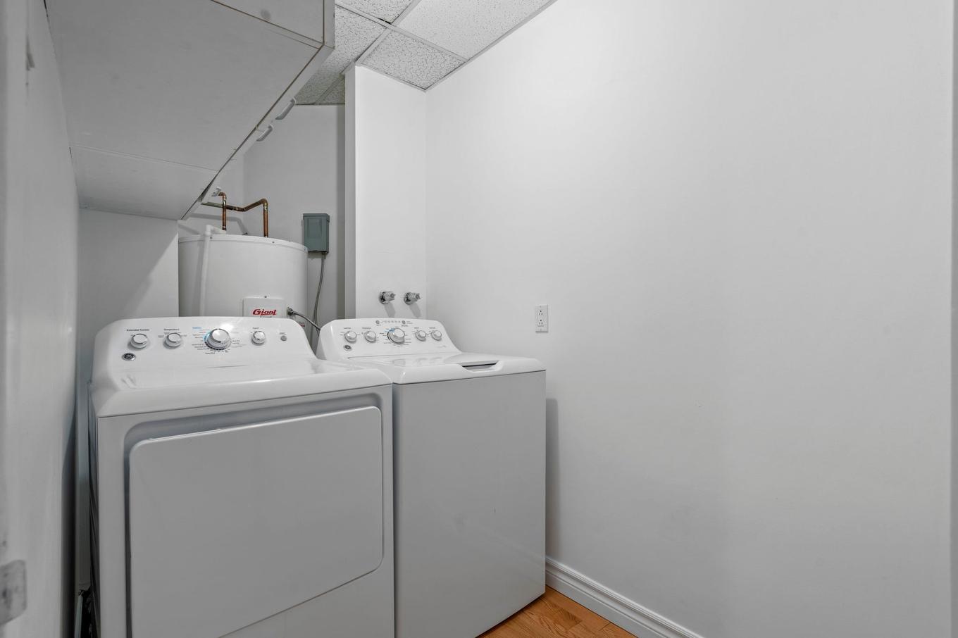 Laundry room - 17-285 Place D'Youville, Montréal (Ville-Marie), QC - Indoor Photo Showing Laundry Room