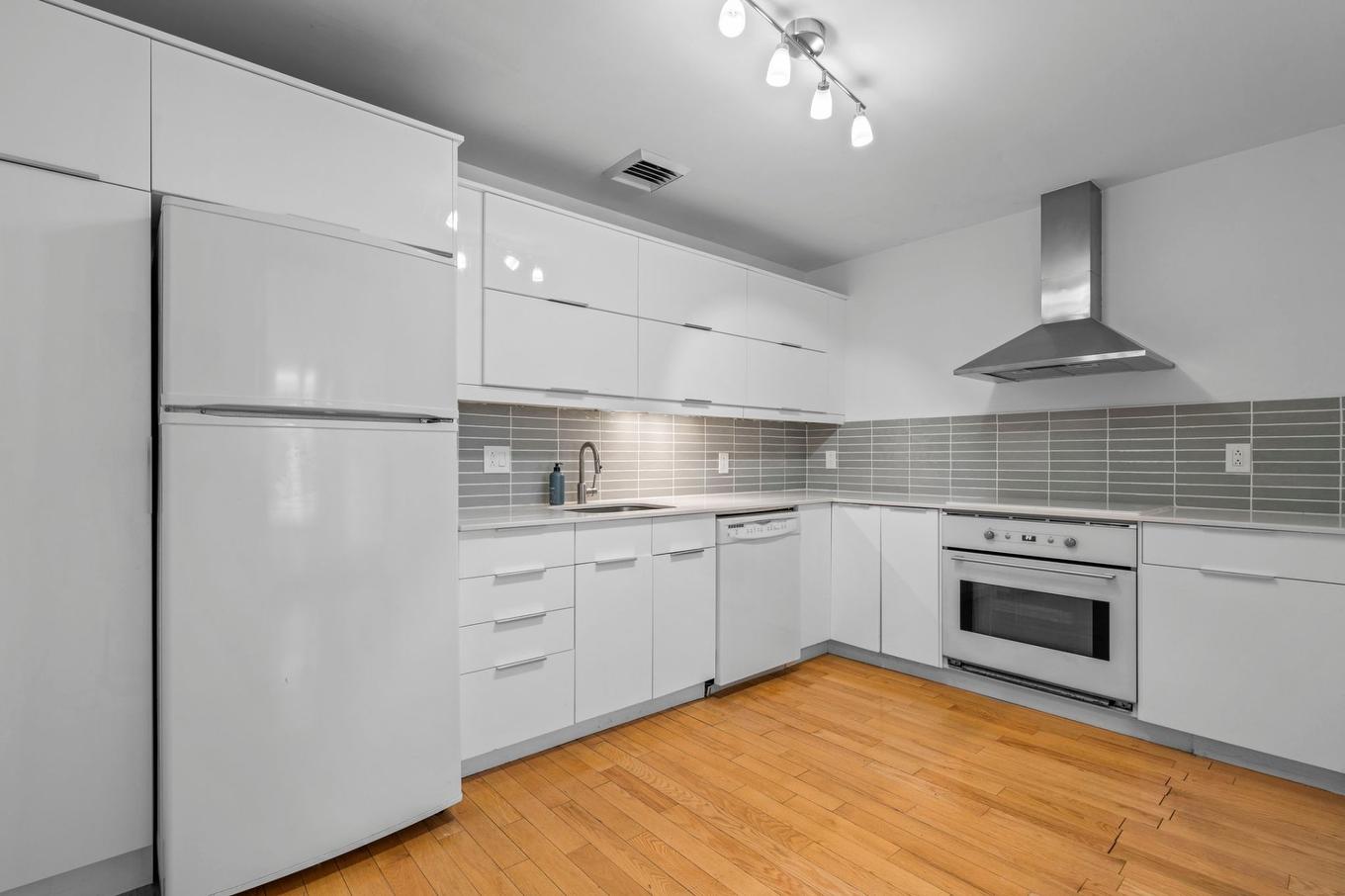 Kitchen - 17-285 Place D'Youville, Montréal (Ville-Marie), QC - Indoor Photo Showing Kitchen