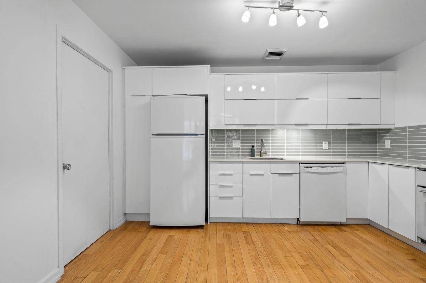 Kitchen - 17-285 Place D'Youville, Montréal (Ville-Marie), QC - Indoor Photo Showing Kitchen With Upgraded Kitchen