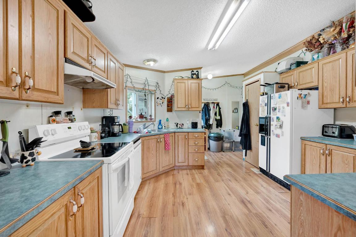 32 Old N Thompson E Highway, Clearwater, BC - Indoor Photo Showing Kitchen
