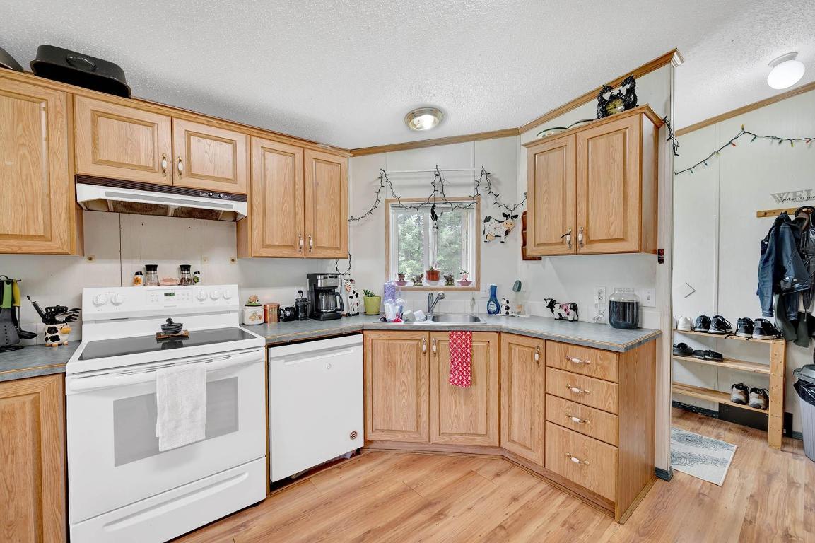 32 Old N Thompson E Highway, Clearwater, BC - Indoor Photo Showing Kitchen