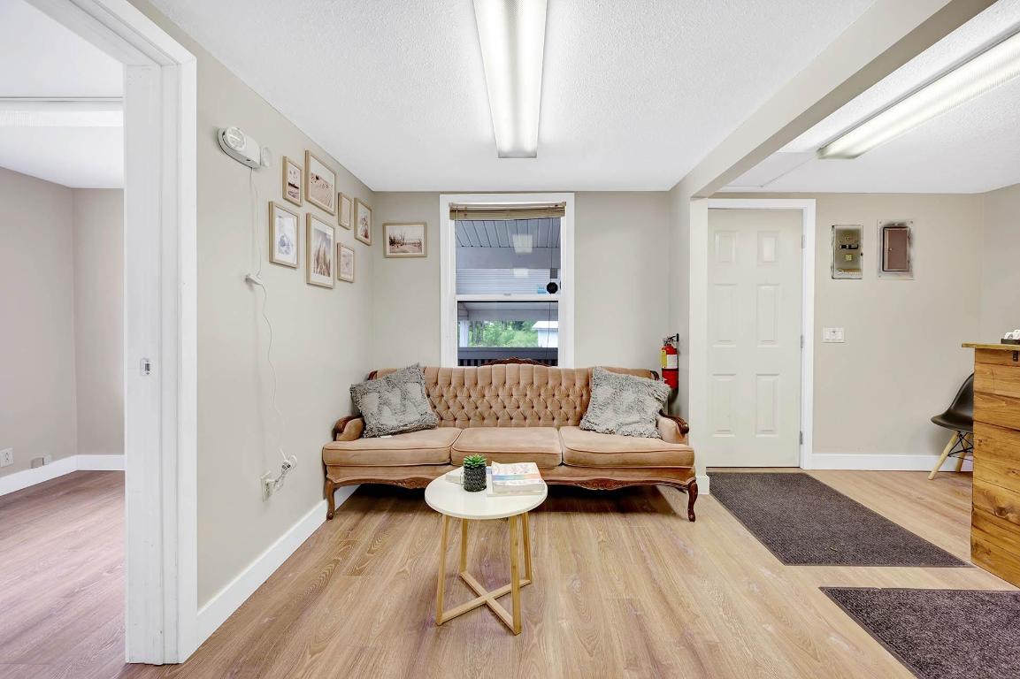 32 Old N Thompson E Highway, Clearwater, BC - Indoor Photo Showing Living Room