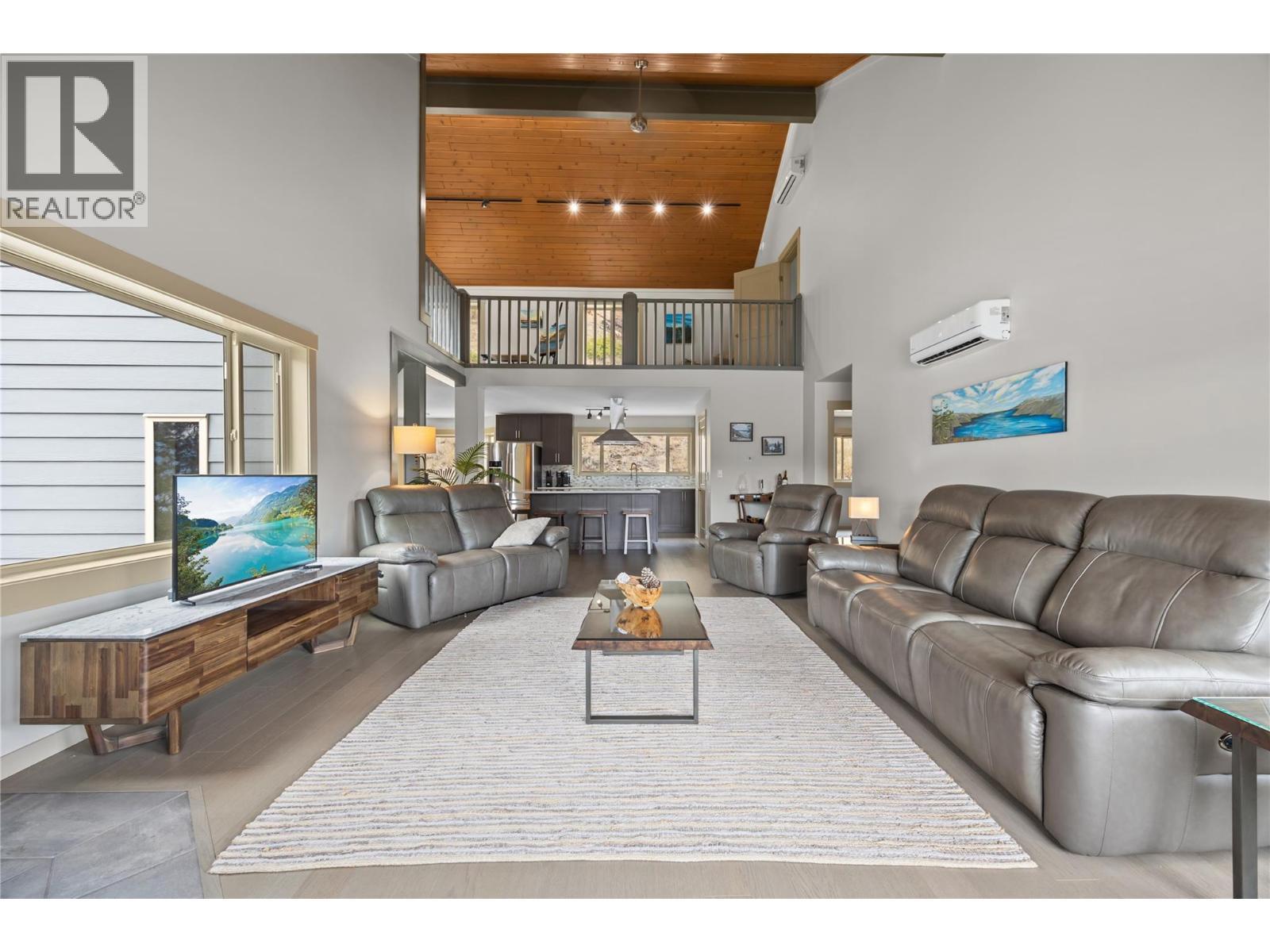 432 Hwy 97 Highway, Summerland, BC - Indoor Photo Showing Living Room