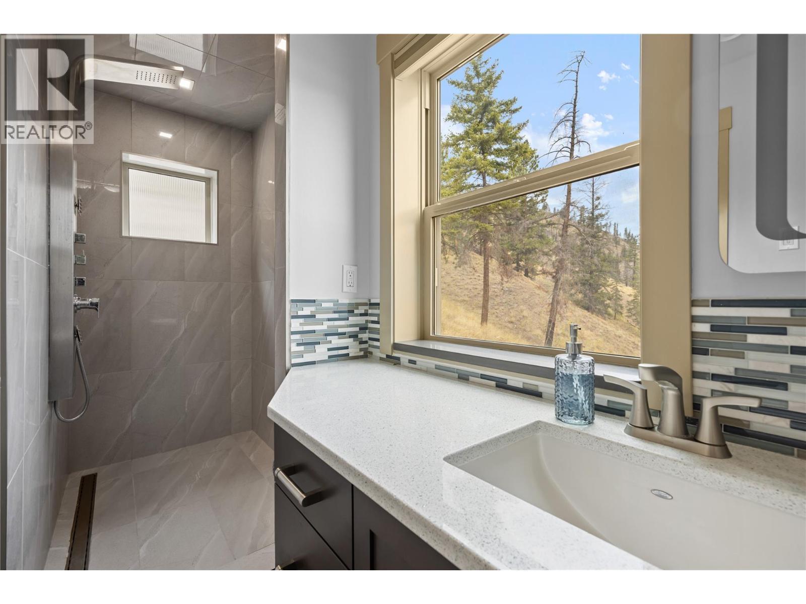 432 Hwy 97 Highway, Summerland, BC - Indoor Photo Showing Bathroom