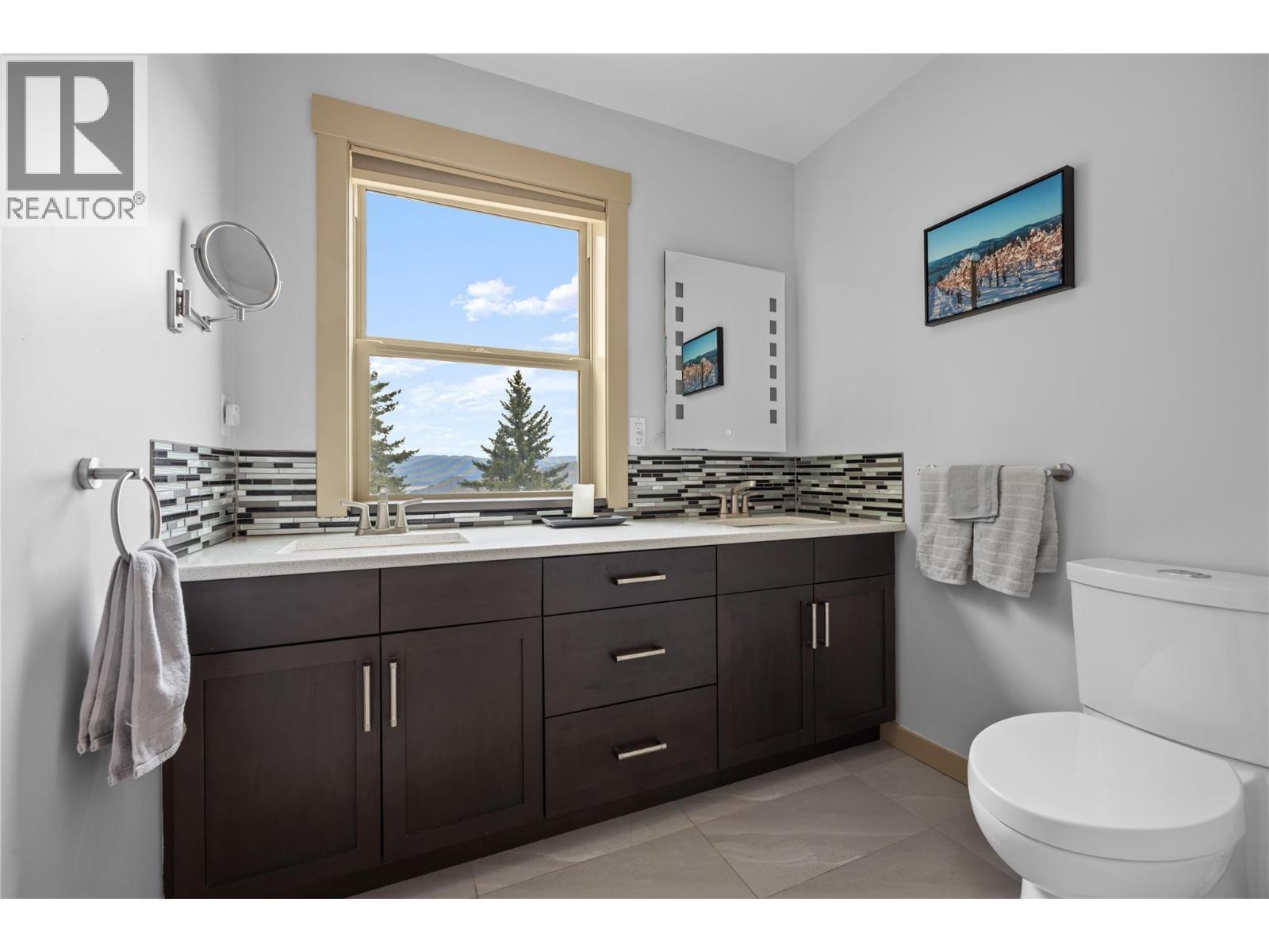 432 Hwy 97 Highway, Summerland, BC - Indoor Photo Showing Bathroom
