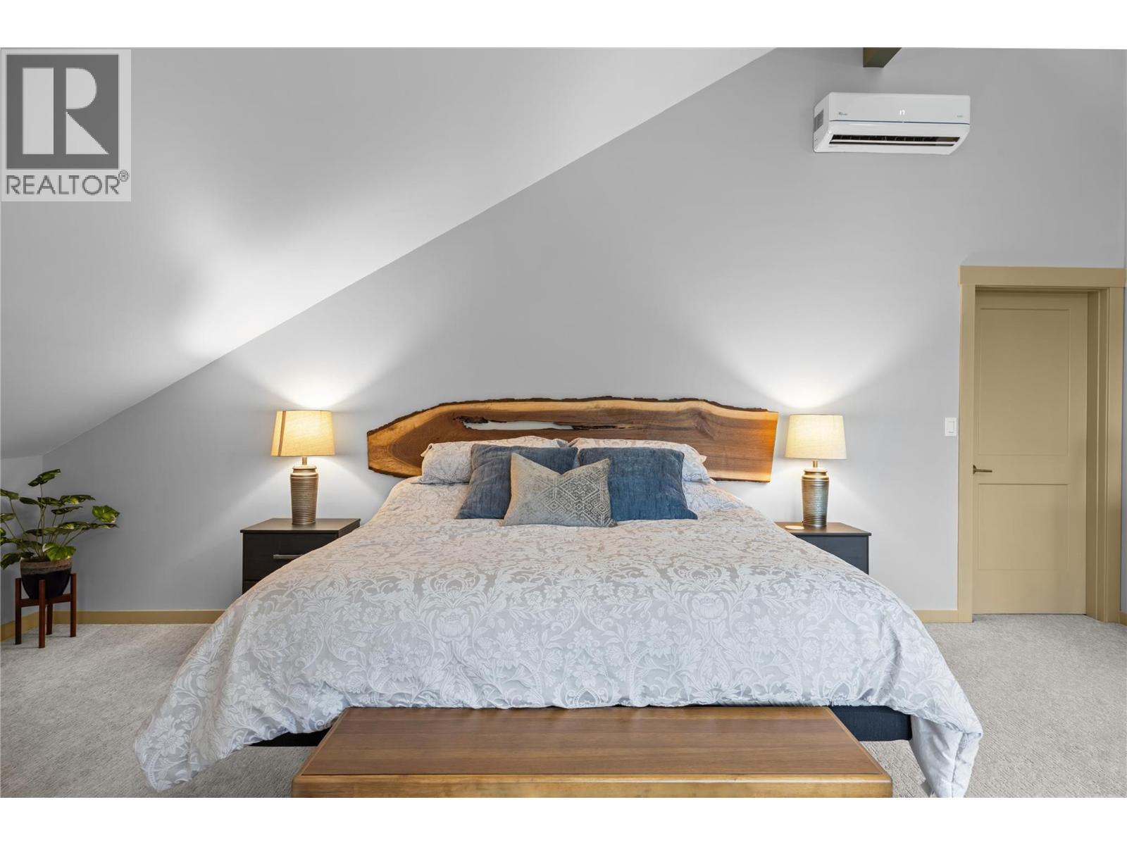 432 Hwy 97 Highway, Summerland, BC - Indoor Photo Showing Bedroom