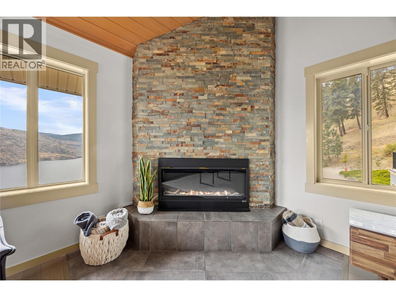 Electric Fire place - 432 Hwy 97 Highway, Summerland, BC - Indoor Photo Showing Living Room With Fireplace