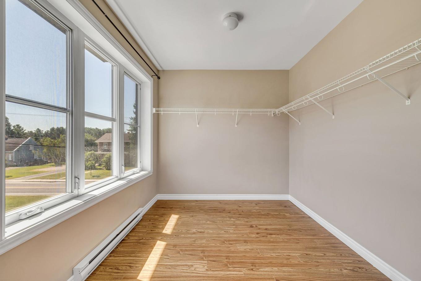 Walk-in closet - 302-1692 Boul. Pie-Xi N., Québec (La Haute-Saint-Charles), QC - Indoor Photo Showing Other Room