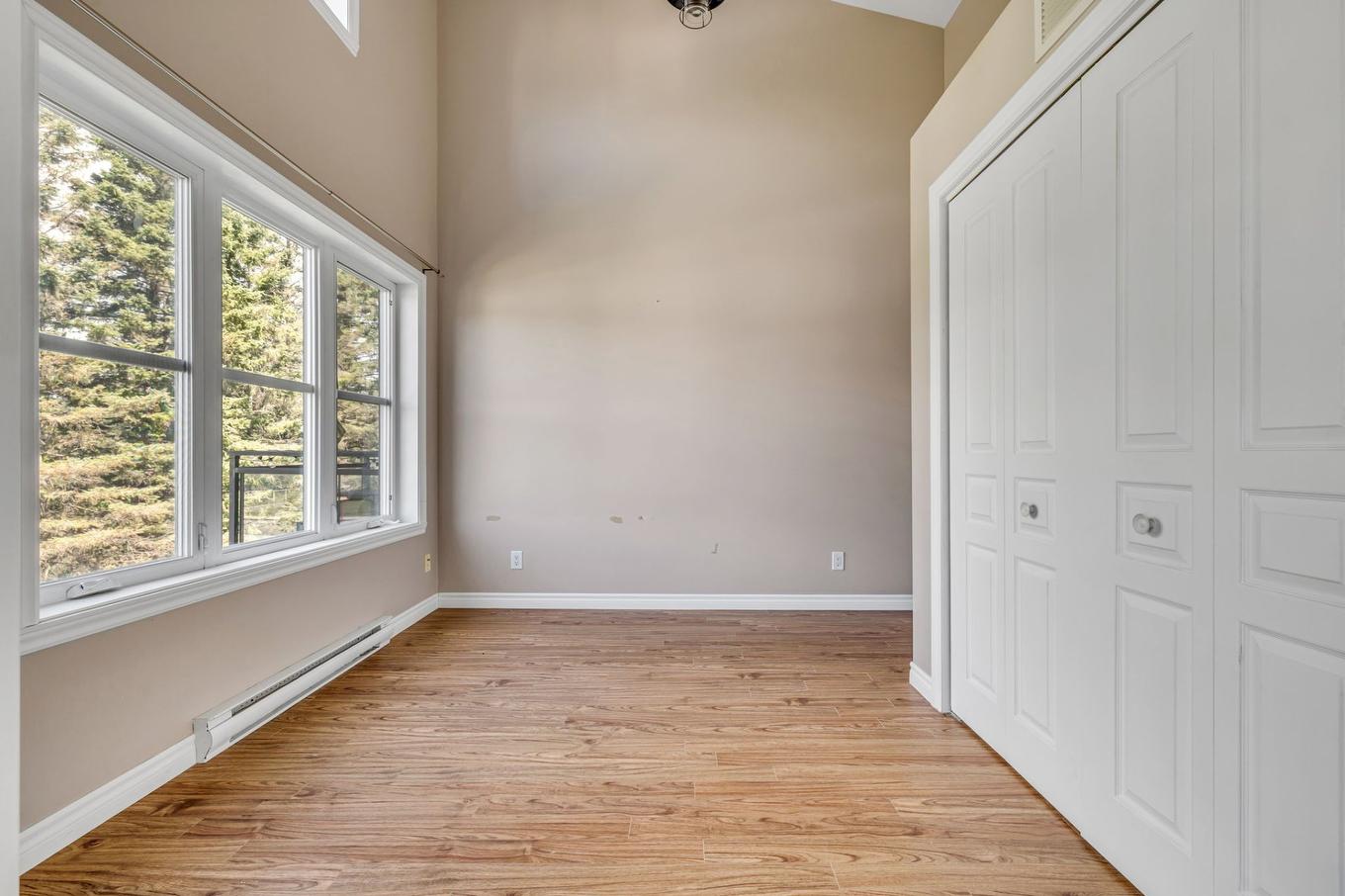 Walk-in closet - 302-1692 Boul. Pie-Xi N., Québec (La Haute-Saint-Charles), QC - Indoor Photo Showing Other Room